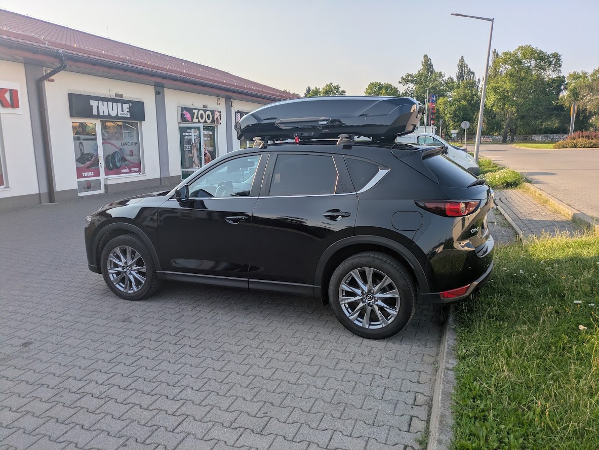 Mazda CX-5 z zestawem dachowym Yakima i Thule ? widok lewego tylnego narożnika
